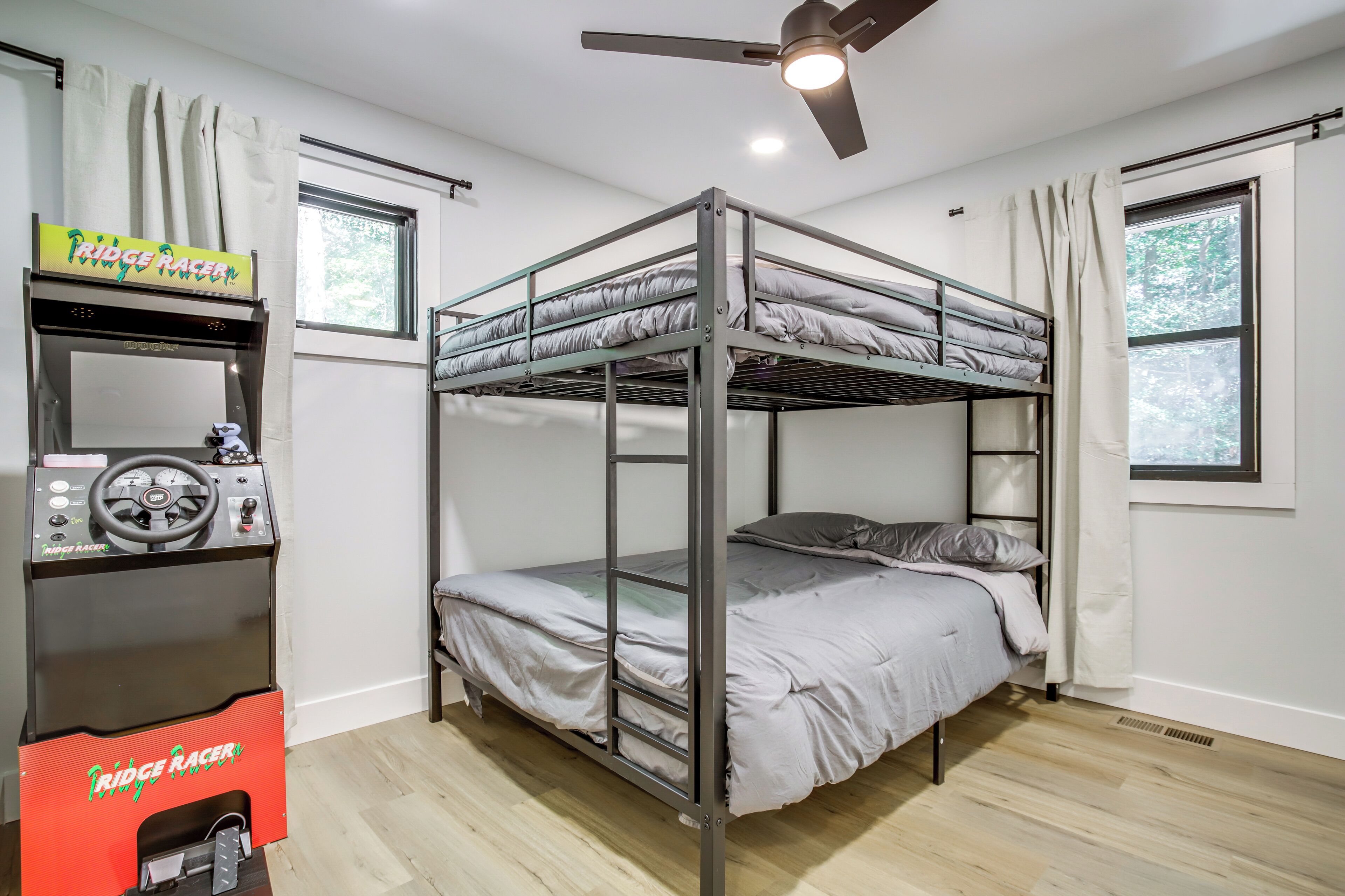 3 bedrooms, iron/ironing board, travel crib, internet