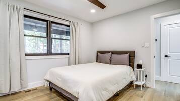 3 bedrooms, iron/ironing board, travel crib, internet