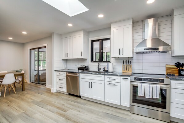 Fridge, microwave, stovetop, dishwasher