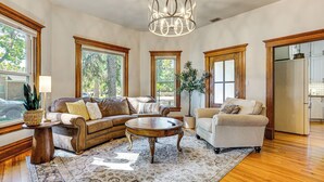 TV, fireplace, stereo - Downtown Walkability - 'The Purple House' (Berthoud)