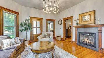 TV, fireplace, stereo