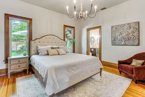 4 bedrooms, desk, iron/ironing board, travel crib - Downtown Walkability - 'The Purple House' (Berthoud)