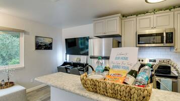 Mikrobølgeovn, kaffetrakter/tekoker, kjøkkenutstyr og spisebord