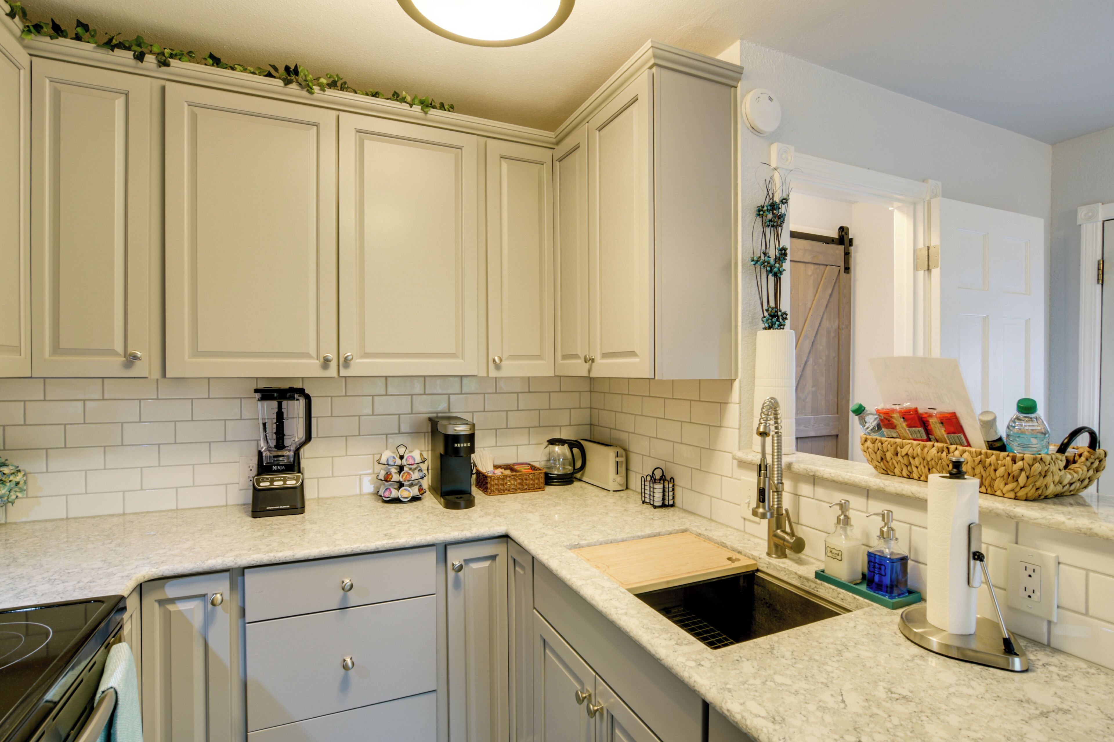 Microwave, coffee/tea maker, cookware/dishes/utensils, dining tables