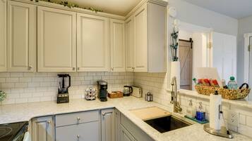 Mikrobølgeovn, kaffetrakter/tekoker, kjøkkenutstyr og spisebord