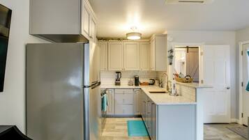 Mikrowelle, Wasserkocher mit Kaffee-/Teezubehör