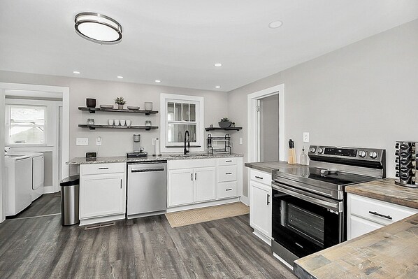 Frigorífico, microondas, horno y placa de cocina