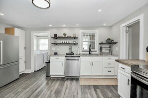 Een koelkast, een microgolfoven, een oven, een kookplaat