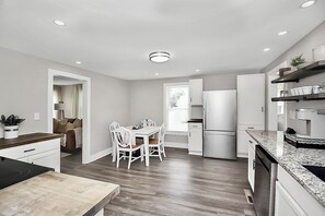 Frigorífico, microondas, horno y placa de cocina