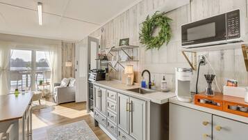 雪櫃、微波爐、咖啡機/沖茶器、多士爐