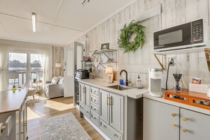 Jääkaappi, mikroaaltouuni, kahvin-/teenkeitin, leivänpaahdin