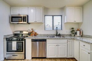 Kylskåp, mikrovågsugn, spishäll och diskmaskin