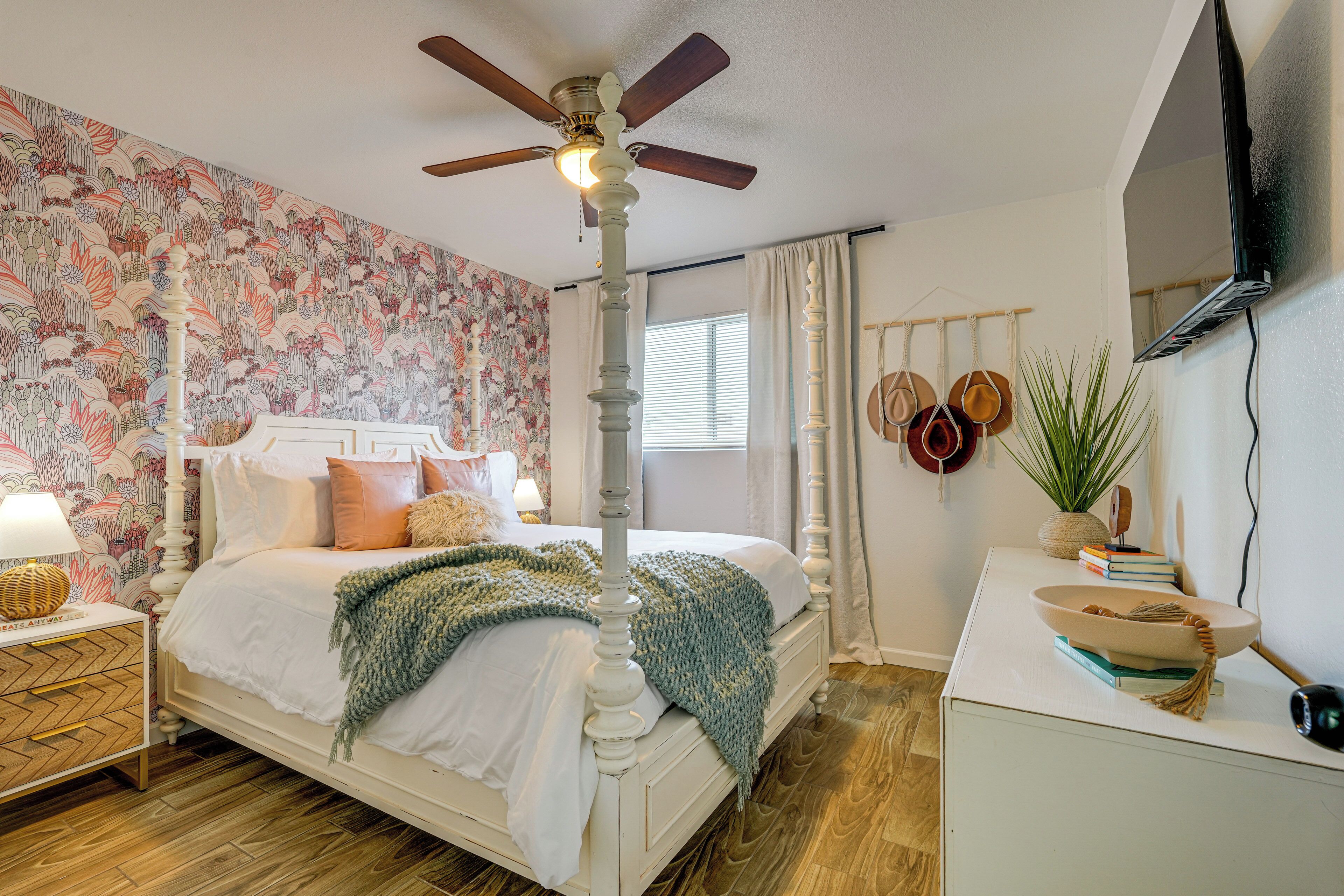 4 bedrooms, desk, iron/ironing board, travel crib