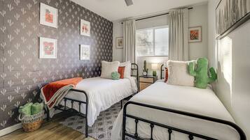 4 Schlafzimmer, Schreibtisch, Bügeleisen/Bügelbrett, Reisekinderbett