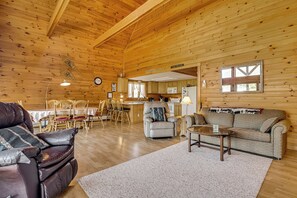 TV, books - Mountain-View Deck! Cabin By Mt Abraham Skiing (Salem Township)