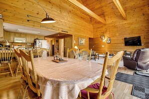 Dining - Mountain-View Deck! Cabin By Mt Abraham Trails (Salem Township)