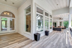 Un intérieur spacieux avec de grandes fenêtres, un plancher en bois et un design moderne.