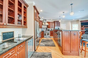 ثلاجة، ميكروويف، موقد طهي مسطح، غسالة أطباق