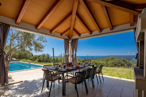 Luxury Pool Villa Luka /w Sea View