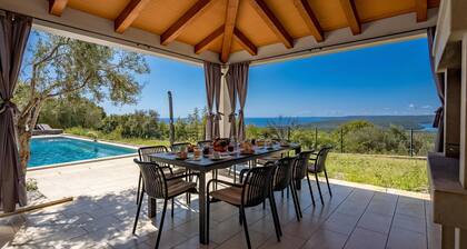 Luxury Pool Villa Luka /w Sea View