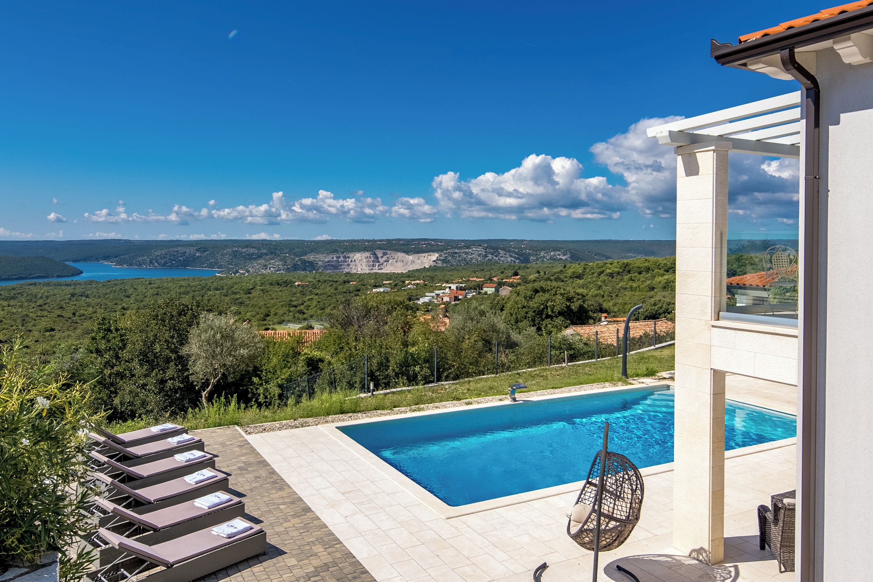 Perhehuvila, useita makuuhuoneita, vuorten lähellä (Villa Luka with 50 sqm Pool) | Uima-allas | Kauden mukainen ulkouima-allas