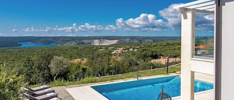 Perhehuvila, useita makuuhuoneita, vuorten lähellä (Villa Luka with 50 sqm Pool) | Uima-allas | Kauden mukainen ulkouima-allas