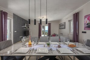 家庭別墅, 4 間臥室, 微波爐, 山間 (Villa Luka with 50 sqm Pool) | 用餐區