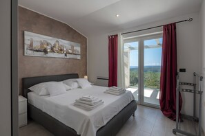 Familienvilla, Mehrere Schlafzimmer, Bergseite (Seaview Villa Luka with Pool) | 4 Schlafzimmer, Bügeleisen/Bügelbrett, kostenloses WLAN, Bettwäsche