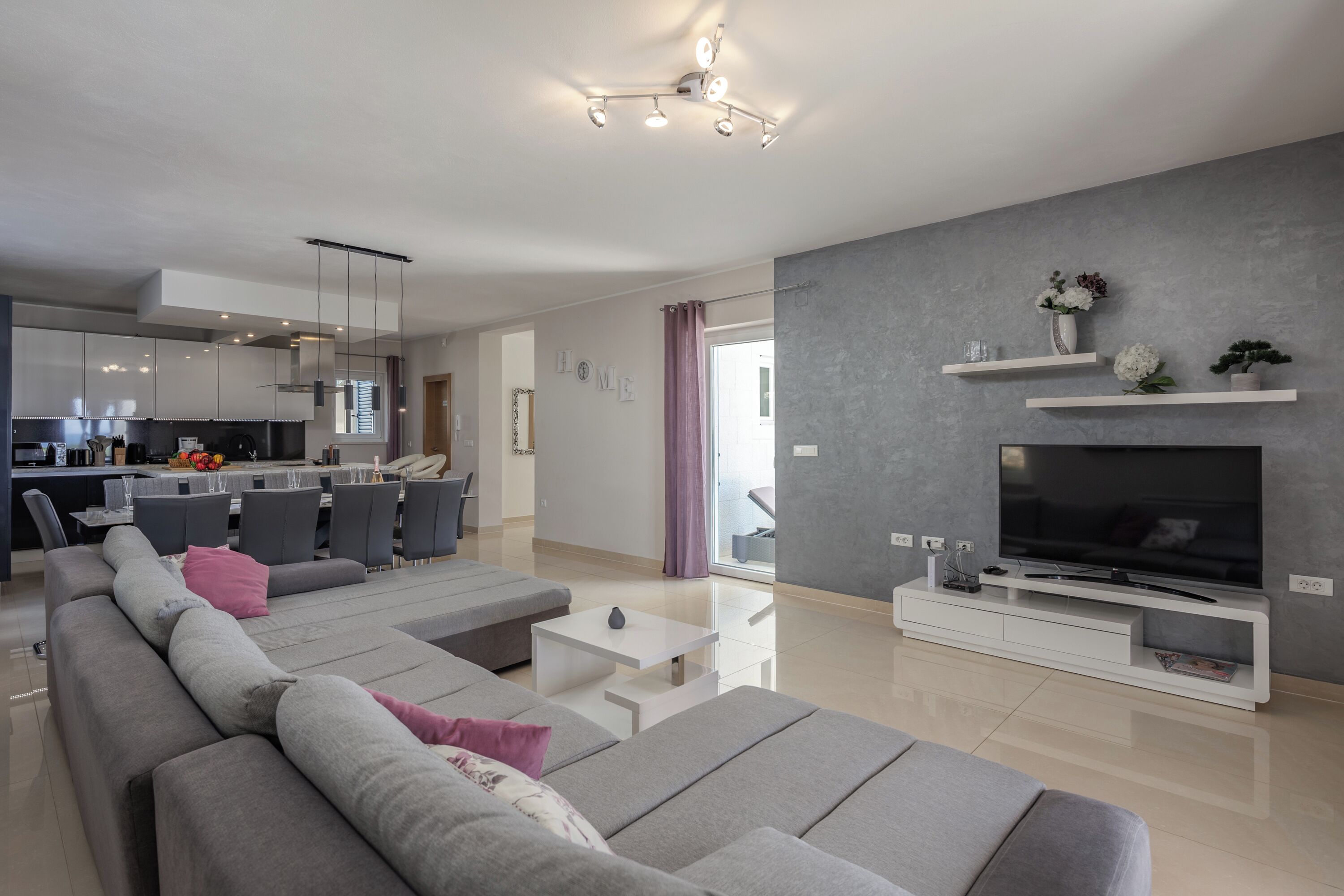 Familienvilla, Mehrere Schlafzimmer, Bergseite (Villa Luka with 50 sqm Pool) | Wohnbereich | 21-Zoll-Flachbildfernseher mit Satellitenempfang