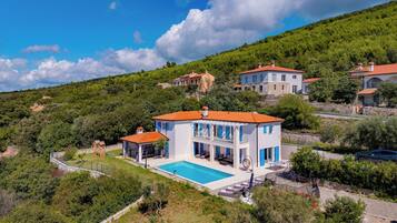Biệt thự dành cho gia đình, nhiều phòng ngủ, cạnh núi (Villa Luka with 50 sqm Pool) | Ngoại thất