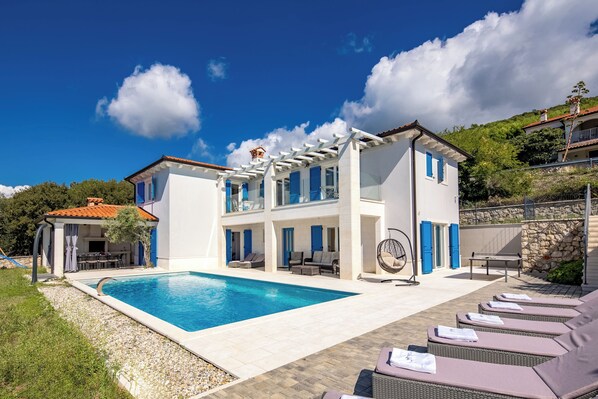 Seasonal outdoor pool - Seaview Villa Luka With Pool (Rasa)
