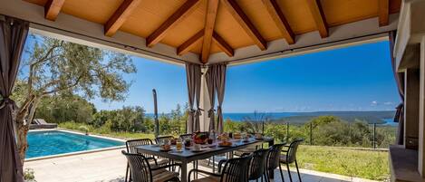 屋外ダイニングエリア