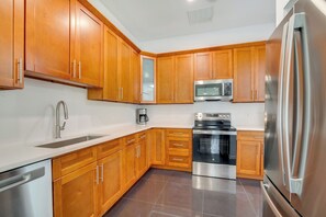 Fridge, microwave, stovetop, dishwasher