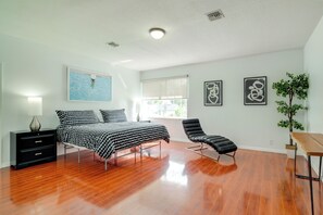 5 bedrooms, desk, iron/ironing board, internet