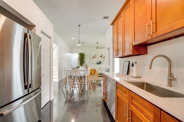 Fridge, microwave, stovetop, dishwasher