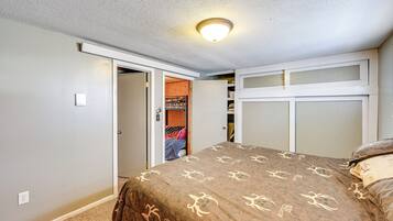 3 bedrooms, iron/ironing board, internet, bed sheets