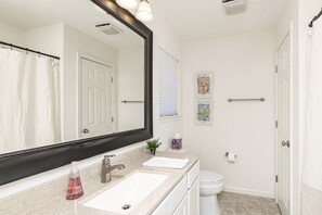 Douche, sèche-cheveux, serviettes fournies