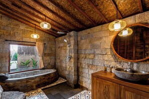 Villa, 1 camera da letto, piscina privata | Bagno | Set di cortesia gratuito, asciugamani, sapone, shampoo