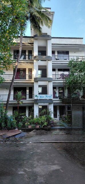 Front of property - Wave Morjim Hotel (Morjim)