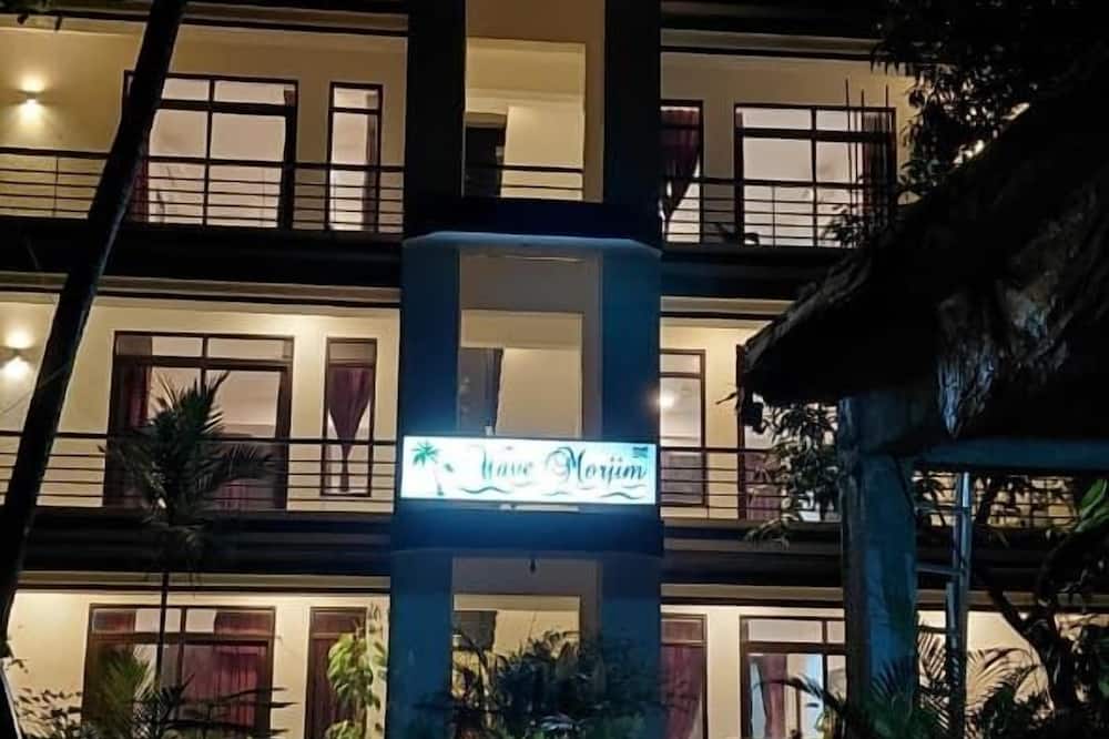 Wave Morjim Hotel