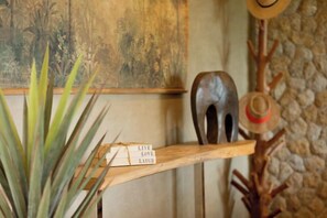 Une étagère en bois sur laquelle est accrochée une pancarte portant l’inscription « VIVEZ, AIMEZ, RIEZ ».