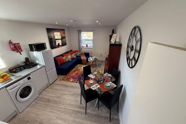 Cribs/infant beds - Elegant City Retreat (Watford)