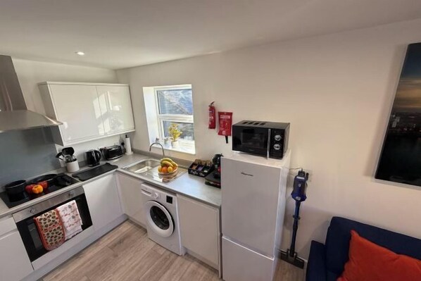 Private kitchen - Elegant City Retreat (Watford)
