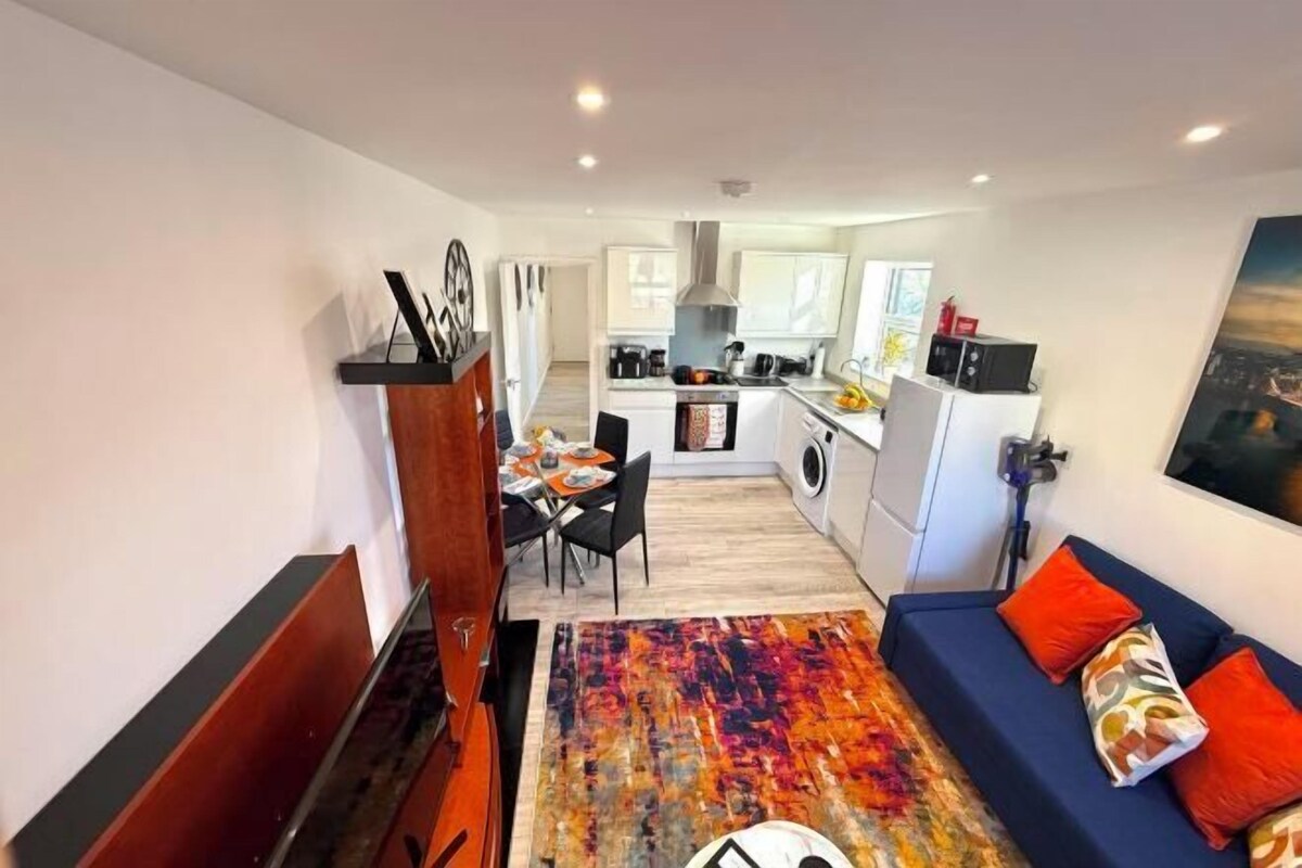 Un salon moderne comprenant un canapé, une table basse et un coin repas avec des chaises et une table.