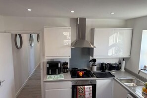 Private kitchen - Elegant City Retreat (Watford)