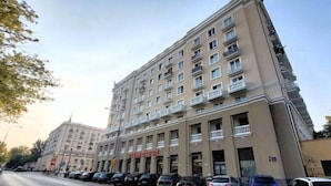 A multi-story building with balconies, a row of parked cars, and a clear sky. - Nowolipki Studio, City Center Skyline View, WarsawStay (Warsaw)
