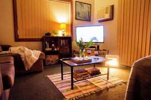 Cribs/infant beds - Nature Lovers: Snowy Cottage Escape! Book Direct (Talbingo)