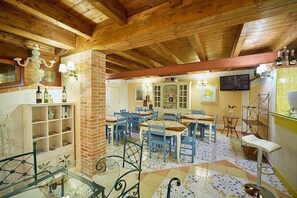 Dining - Villa Giuncalia A: A welcoming apartment surrounded by the greenery, with Free WI-FI. (Giungano)