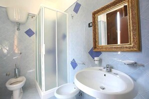 Een douche, handdoeken
