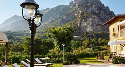 Villa Giuncalia A: A welcoming apartment surrounded by the greenery, with Free WI-FI.
